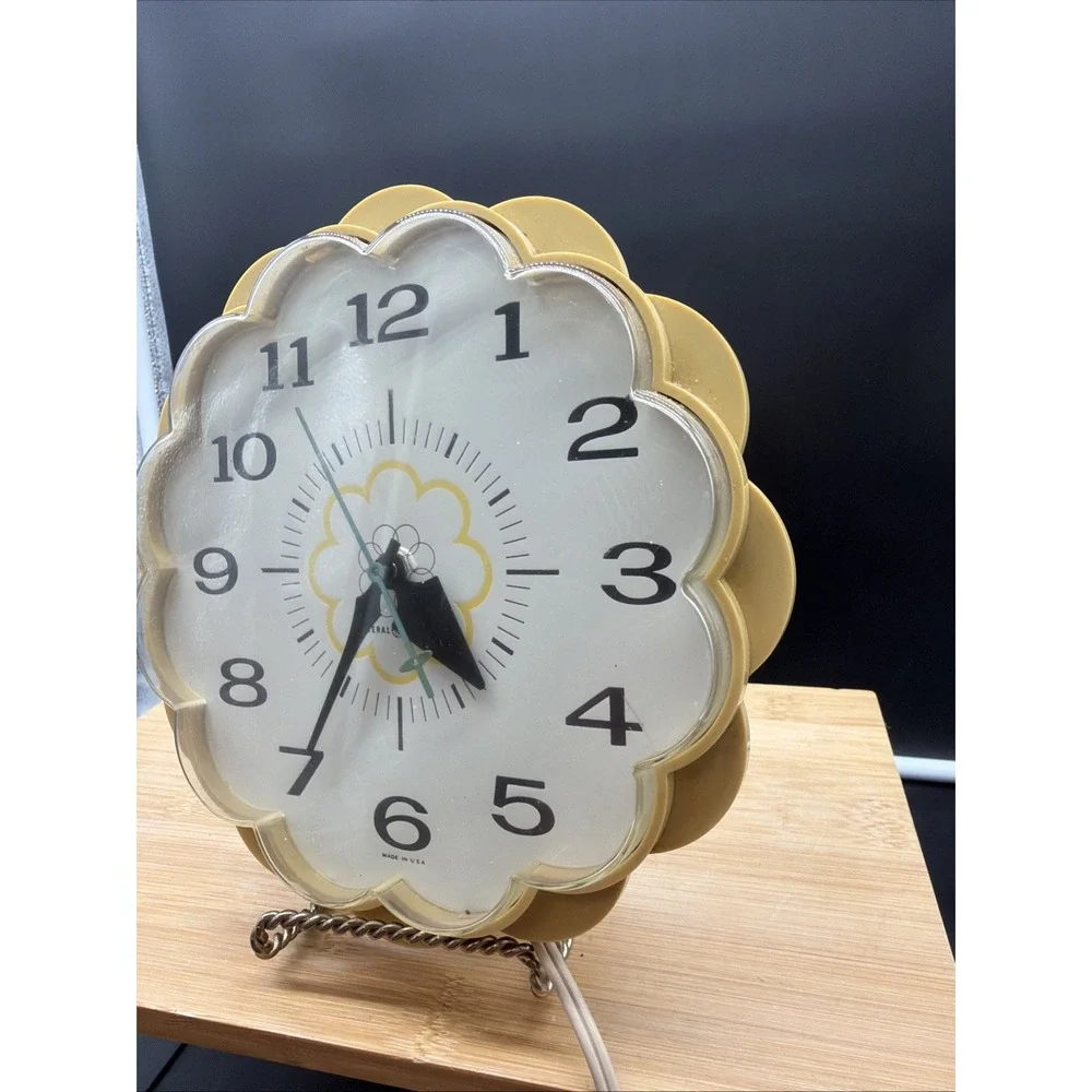 Vintage Yellow Daisy General Electric MCM Wall Clock Model 2150 Works Made in US